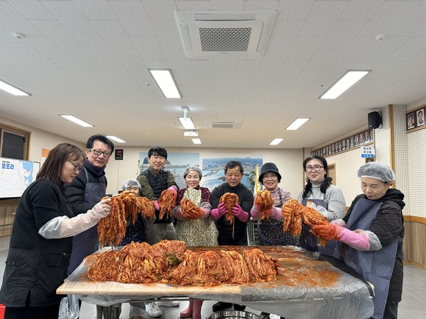 제9기 생활공감정책참여단은 오조리종합복지회관에서 사랑의 김치 나눔 봉사 활동을 펼쳤다.